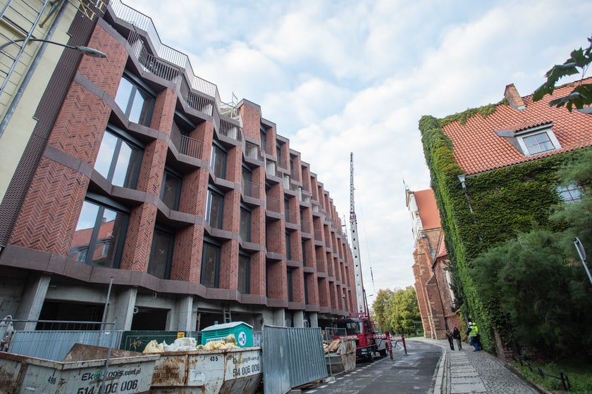 Budowa luksusowego apartamentowca przy ul. Bernardyńskiej we Wrocławiu zmierza do końca. Odsłonięto pierwszy gotowy fragment elewacji budynku