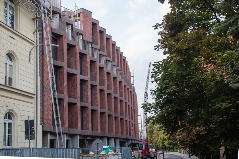 Budowa luksusowego apartamentowca przy ul. Bernardyńskiej we Wrocławiu zmierza do końca. Odsłonięto pierwszy gotowy fragment elewacji budynku