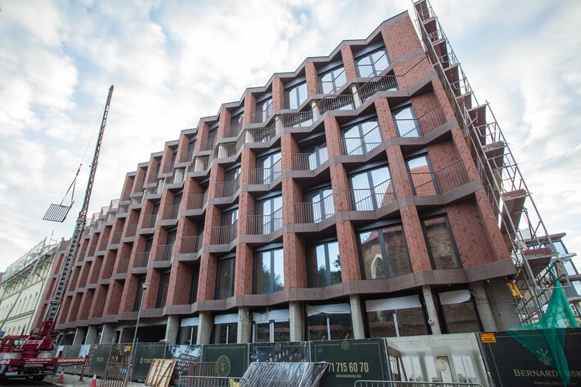 Budowa luksusowego apartamentowca przy ul. Bernardyńskiej we Wrocławiu zmierza do końca. Odsłonięto pierwszy gotowy fragment elewacji budynku