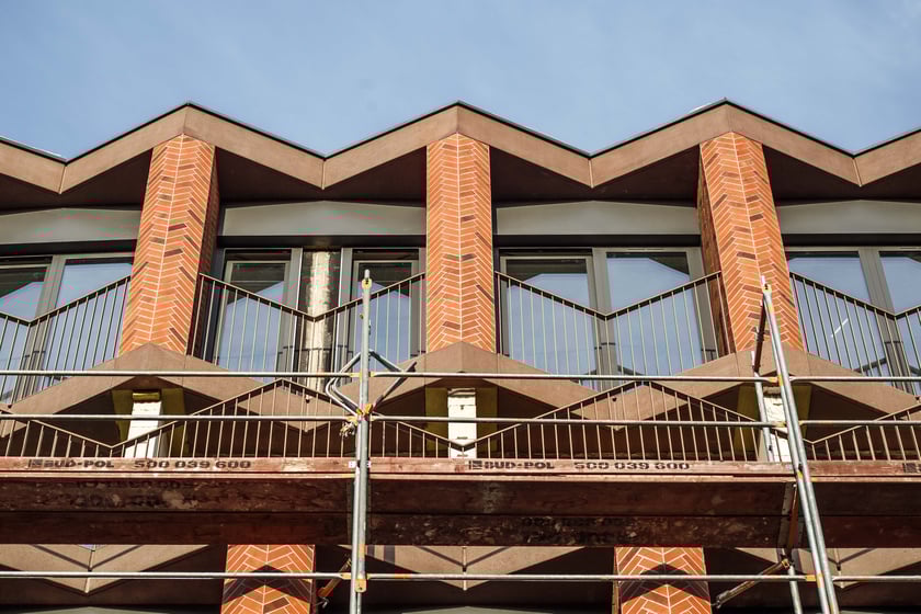 Budowa luksusowego apartamentowca przy ul. Bernardyńskiej we Wrocławiu zmierza do końca. Odsłonięto pierwszy gotowy fragment elewacji budynku