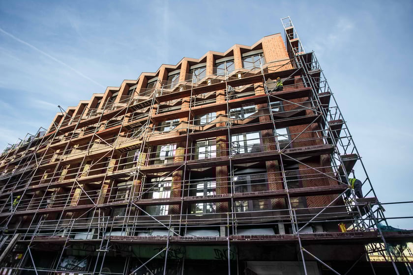 Budowa luksusowego apartamentowca przy ul. Bernardyńskiej we Wrocławiu zmierza do końca. Odsłonięto pierwszy gotowy fragment elewacji budynku