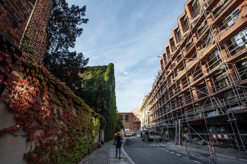 Budowa luksusowego apartamentowca przy ul. Bernardyńskiej we Wrocławiu zmierza do końca. Odsłonięto pierwszy gotowy fragment elewacji budynku