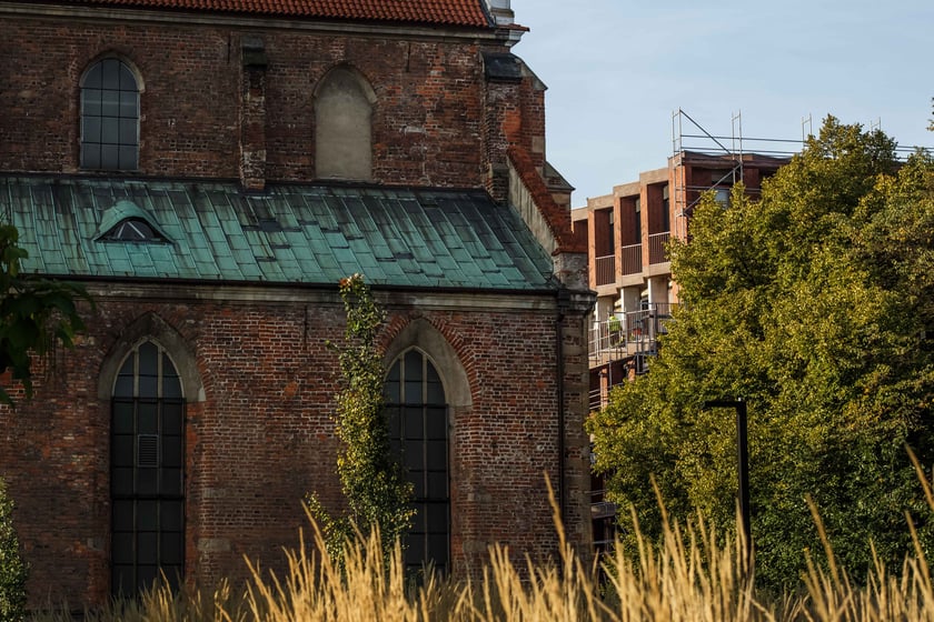 Budowa luksusowego apartamentowca przy ul. Bernardyńskiej we Wrocławiu zmierza do końca. Odsłonięto pierwszy gotowy fragment elewacji budynku
