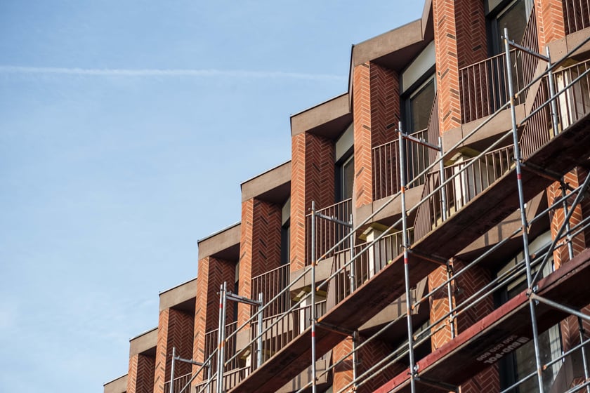 Budowa luksusowego apartamentowca przy ul. Bernardyńskiej we Wrocławiu zmierza do końca. Odsłonięto pierwszy gotowy fragment elewacji budynku