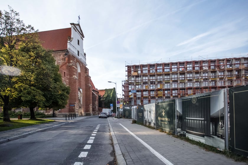 Budowa luksusowego apartamentowca przy ul. Bernardyńskiej we Wrocławiu zmierza do końca. Odsłonięto pierwszy gotowy fragment elewacji budynku