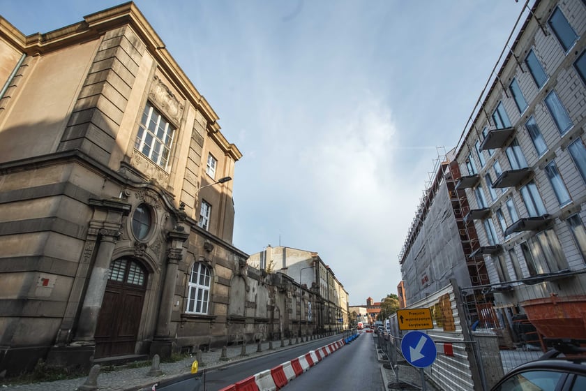 Budowa luksusowego apartamentowca przy ul. Bernardyńskiej we Wrocławiu zmierza do końca. Odsłonięto pierwszy gotowy fragment elewacji budynku