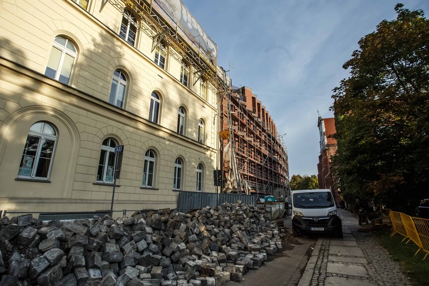 Budowa luksusowego apartamentowca przy ul. Bernardyńskiej we Wrocławiu zmierza do końca. Odsłonięto pierwszy gotowy fragment elewacji budynku