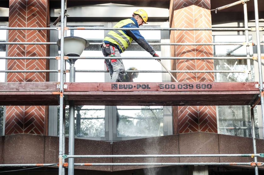 Budowa luksusowego apartamentowca przy ul. Bernardyńskiej we Wrocławiu zmierza do końca. Odsłonięto pierwszy gotowy fragment elewacji budynku