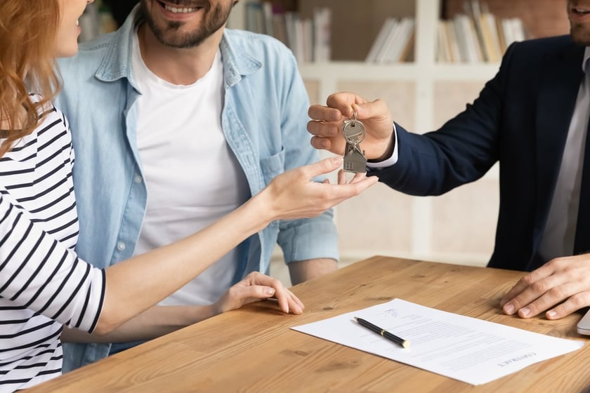 Zakres średnich cen ofertowych działek budowlanych w największych ośrodkach miejskich (sierpień 2023 r.):&nbsp;&nbsp;

Warszawa &ndash; 724 zł/mkw., gminy podmiejskie &ndash; od 161 do 702 zł/mkw.
Krak&oacute;w &ndash; 475 zł/mkw., gminy podmiejskie &ndash; od 139 do 377 zł/mkw.
Wrocław &ndash; 480 zł/mkw., gminy podmiejskie &ndash; od 82 do 368 zł/mkw.
Ł&oacute;dź &ndash; 340 zł/mkw., gminy podmiejskie &ndash; od 116 do 163 zł/mkw.
Poznań &ndash; 599 zł/mkw., gminy podmiejskie &ndash; od 173 do 486 zł/mkw.
Gdańsk &ndash; 531 zł/mkw., gminy podmiejskie &ndash; od 104 do 343 zł/mkw.

Źr&oacute;dło: Nieruchomosci-online.pl.