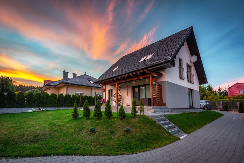 Zakres średnich cen ofertowych dom&oacute;w wolnostojących w największych ośrodkach miejskich (sierpień 2023 r.):&nbsp;&nbsp;&nbsp;&nbsp;&nbsp;&nbsp;&nbsp;

Warszawa &ndash; 10 tys. zł/mkw., gminy podmiejskie &ndash; od 6,6 do 9,6 tys. zł/mkw.
Krak&oacute;w &ndash; 9,3 tys. zł/mkw., gminy podmiejskie &ndash; od 4,2 do 8,8 tys. zł/mkw.
Wrocław &ndash; 8,8 tys. zł/mkw., gminy podmiejskie &ndash; od 4 do 8,6 tys. zł/mkw.
Ł&oacute;dź &ndash; 6,3 tys. zł/mkw., gminy podmiejskie &ndash; od 4 do 5,6 tys. zł/mkw.
Poznań &ndash; 7,8 tys. zł/mkw., gminy podmiejskie &ndash; od 4,4 do 8,2 tys. zł/mkw.
Gdańsk &ndash; 8,9 tys. zł/mkw., gminy podmiejskie &ndash; od 4,9 do 7,5 tys. zł/mkw.
