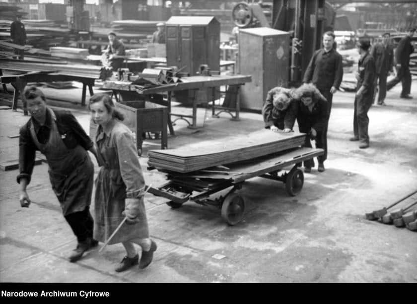 Kobiety pracujące przy produkcji wagonów we wrocławskim Pafawagu