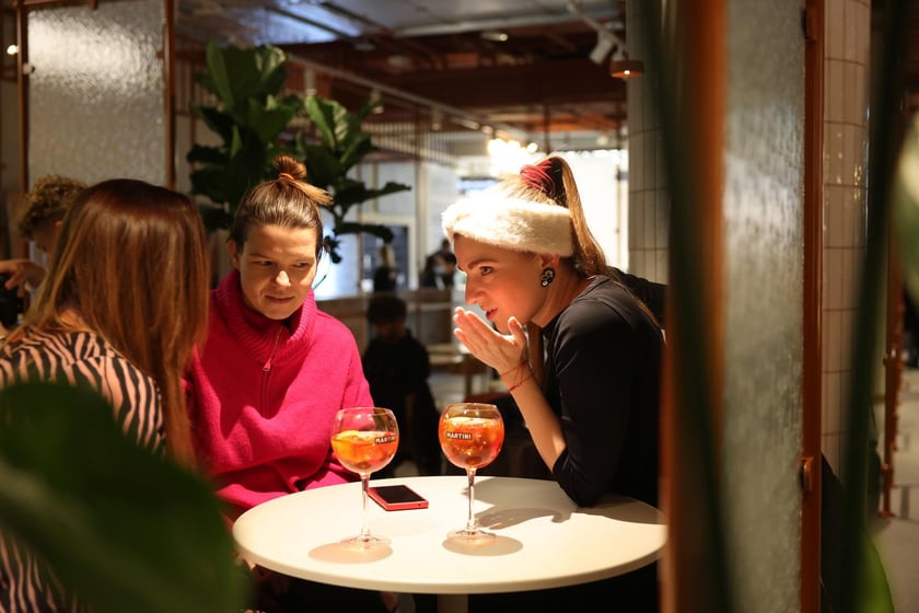Strefa Pedet to nowa części gastronomiczno-kulturalna inspirowana food halą. Ofertę Pedetu tworzy siedem autorskich punktów gastronomicznych reprezentowanych przez znanych restauratorów.