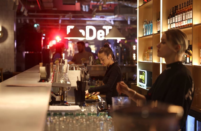 Strefa Pedet to nowa części gastronomiczno-kulturalna inspirowana food halą. Ofertę Pedetu tworzy siedem autorskich punktów gastronomicznych reprezentowanych przez znanych restauratorów.
