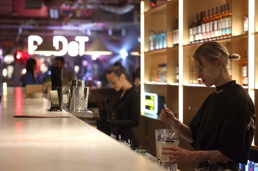 Strefa Pedet to nowa części gastronomiczno-kulturalna inspirowana food halą. Ofertę Pedetu tworzy siedem autorskich punktów gastronomicznych reprezentowanych przez znanych restauratorów.