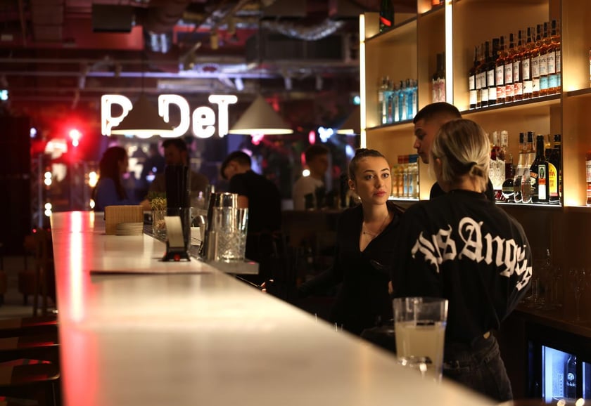 Strefa Pedet to nowa części gastronomiczno-kulturalna inspirowana food halą. Ofertę Pedetu tworzy siedem autorskich punktów gastronomicznych reprezentowanych przez znanych restauratorów.