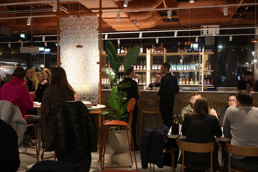 Strefa Pedet to nowa części gastronomiczno-kulturalna inspirowana food halą. Ofertę Pedetu tworzy siedem autorskich punktów gastronomicznych reprezentowanych przez znanych restauratorów.