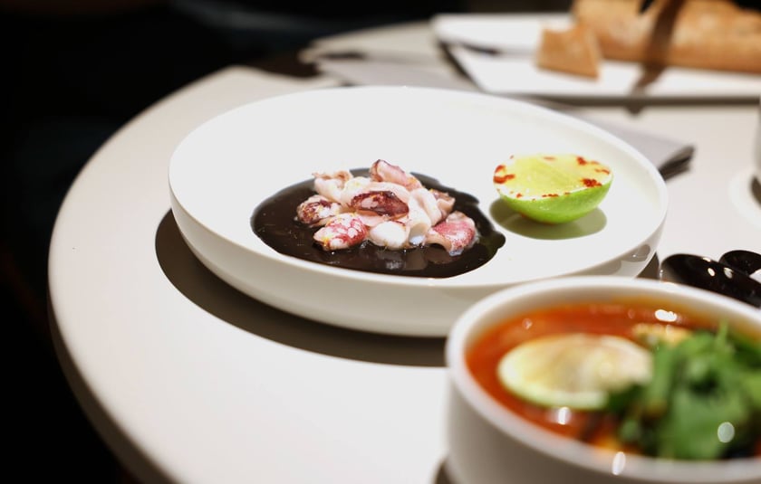 Strefa Pedet to nowa części gastronomiczno-kulturalna inspirowana food halą. Ofertę Pedetu tworzy siedem autorskich punktów gastronomicznych reprezentowanych przez znanych restauratorów.
