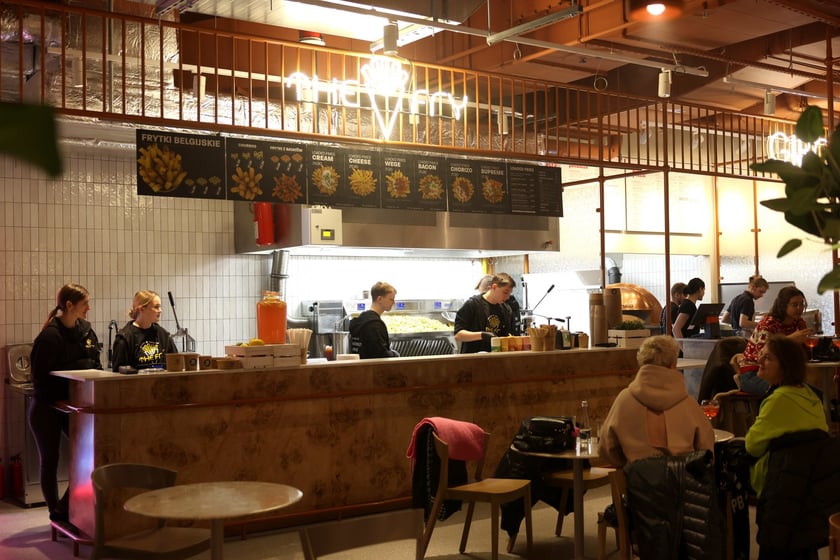 Strefa Pedet to nowa części gastronomiczno-kulturalna inspirowana food halą. Ofertę Pedetu tworzy siedem autorskich punktów gastronomicznych reprezentowanych przez znanych restauratorów.