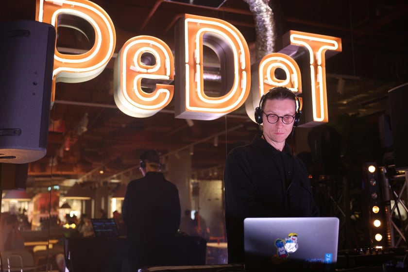 Strefa Pedet to nowa części gastronomiczno-kulturalna inspirowana food halą. Ofertę Pedetu tworzy siedem autorskich punktów gastronomicznych reprezentowanych przez znanych restauratorów.