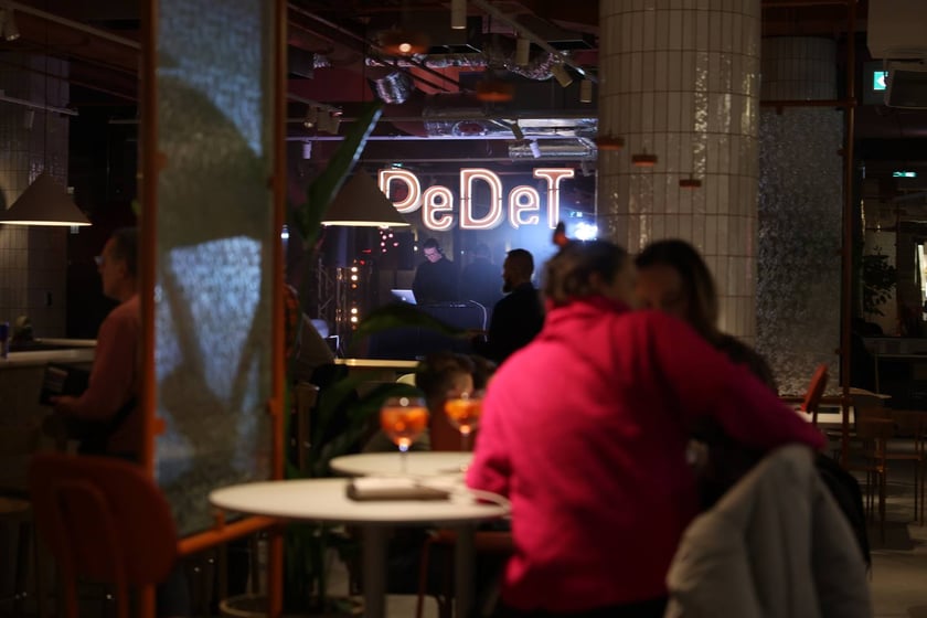 Strefa Pedet to nowa części gastronomiczno-kulturalna inspirowana food halą. Ofertę Pedetu tworzy siedem autorskich punktów gastronomicznych reprezentowanych przez znanych restauratorów.