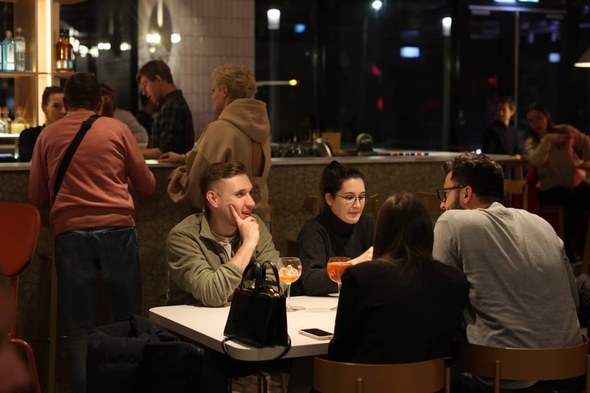 Strefa Pedet to nowa części gastronomiczno-kulturalna inspirowana food halą. Ofertę Pedetu tworzy siedem autorskich punktów gastronomicznych reprezentowanych przez znanych restauratorów.