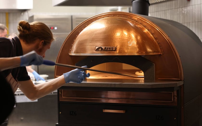 Strefa Pedet to nowa części gastronomiczno-kulturalna inspirowana food halą. Ofertę Pedetu tworzy siedem autorskich punktów gastronomicznych reprezentowanych przez znanych restauratorów.