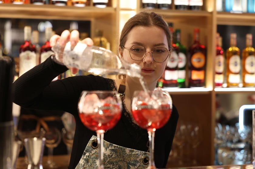 Strefa Pedet to nowa części gastronomiczno-kulturalna inspirowana food halą. Ofertę Pedetu tworzy siedem autorskich punktów gastronomicznych reprezentowanych przez znanych restauratorów.
