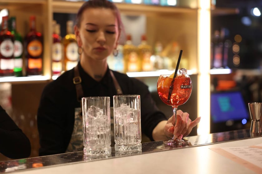 Strefa Pedet to nowa części gastronomiczno-kulturalna inspirowana food halą. Ofertę Pedetu tworzy siedem autorskich punktów gastronomicznych reprezentowanych przez znanych restauratorów.