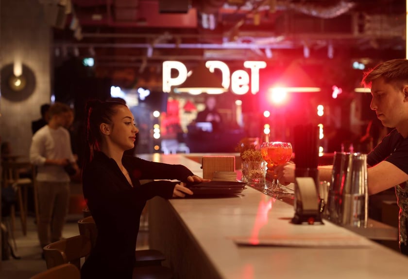 Strefa Pedet to nowa części gastronomiczno-kulturalna inspirowana food halą. Ofertę Pedetu tworzy siedem autorskich punktów gastronomicznych reprezentowanych przez znanych restauratorów.