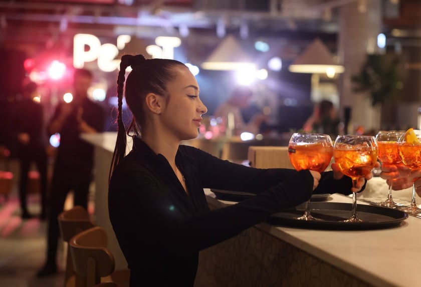 Strefa Pedet to nowa części gastronomiczno-kulturalna inspirowana food halą. Ofertę Pedetu tworzy siedem autorskich punktów gastronomicznych reprezentowanych przez znanych restauratorów.