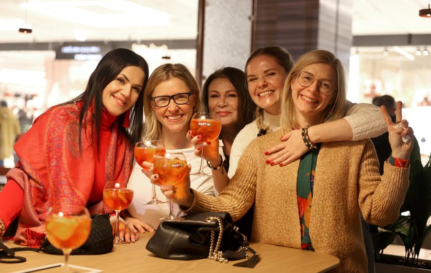 Strefa Pedet to nowa części gastronomiczno-kulturalna inspirowana food halą. Ofertę Pedetu tworzy siedem autorskich punktów gastronomicznych reprezentowanych przez znanych restauratorów.