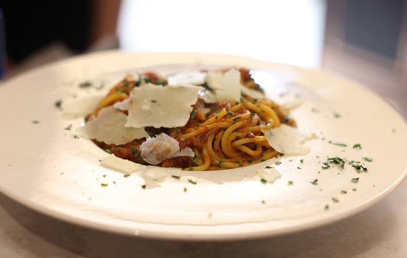 Strefa Pedet to nowa części gastronomiczno-kulturalna inspirowana food halą. Ofertę Pedetu tworzy siedem autorskich punktów gastronomicznych reprezentowanych przez znanych restauratorów.