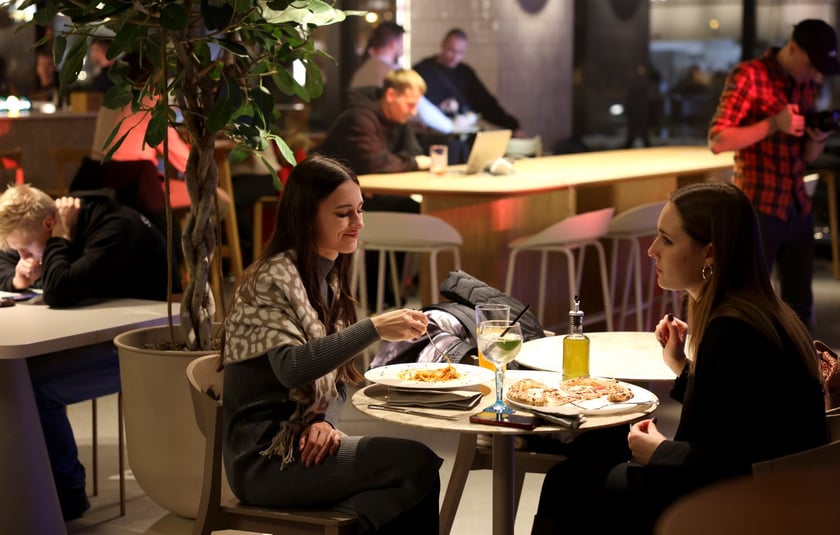 Strefa Pedet to nowa części gastronomiczno-kulturalna inspirowana food halą. Ofertę Pedetu tworzy siedem autorskich punktów gastronomicznych reprezentowanych przez znanych restauratorów.