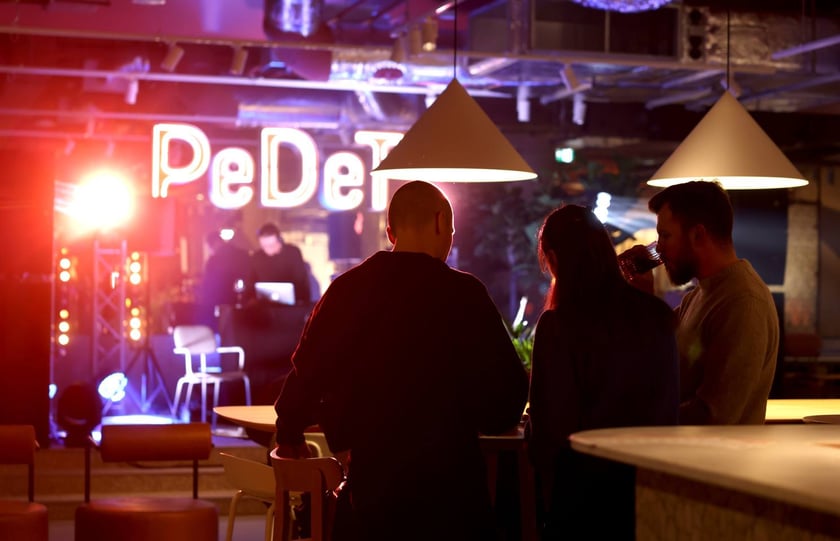 Strefa Pedet to nowa części gastronomiczno-kulturalna inspirowana food halą. Ofertę Pedetu tworzy siedem autorskich punktów gastronomicznych reprezentowanych przez znanych restauratorów.