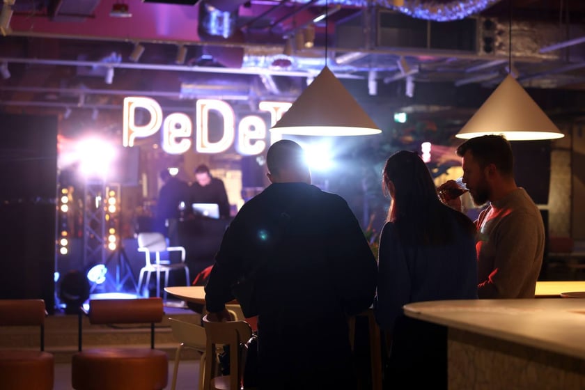 Strefa Pedet to nowa części gastronomiczno-kulturalna inspirowana food halą. Ofertę Pedetu tworzy siedem autorskich punktów gastronomicznych reprezentowanych przez znanych restauratorów.