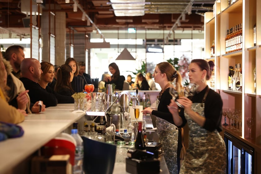 Strefa Pedet to nowa części gastronomiczno-kulturalna inspirowana food halą. Ofertę Pedetu tworzy siedem autorskich punktów gastronomicznych reprezentowanych przez znanych restauratorów.