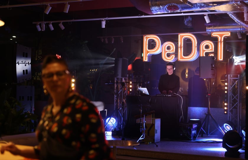 Strefa Pedet to nowa części gastronomiczno-kulturalna inspirowana food halą. Ofertę Pedetu tworzy siedem autorskich punktów gastronomicznych reprezentowanych przez znanych restauratorów.