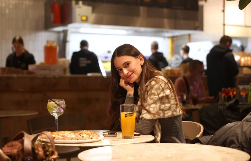 Strefa Pedet to nowa części gastronomiczno-kulturalna inspirowana food halą. Ofertę Pedetu tworzy siedem autorskich punktów gastronomicznych reprezentowanych przez znanych restauratorów.