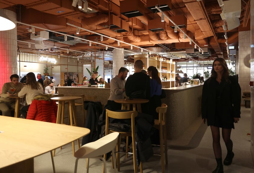 Strefa Pedet to nowa części gastronomiczno-kulturalna inspirowana food halą. Ofertę Pedetu tworzy siedem autorskich punktów gastronomicznych reprezentowanych przez znanych restauratorów.