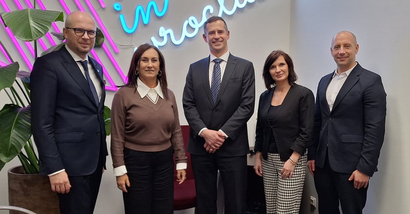 od lewej strony stoją: Jakub Mazur - wiceprezydent Wrocławia, Bella Abrahams - Director of Corporate Affairs & Public Affairs - Intel Israel and EMEA, Gregory Anderson - Assembly/Test Site Manager zakładu Intela w Miękini, Magdalena Okulowska – prezes Agencji Rozwoju Aglomeracji Wrocławskiej, Mieszko Dropinski - Tech Advisor to Intel VP | R&D general management & strategic advisory