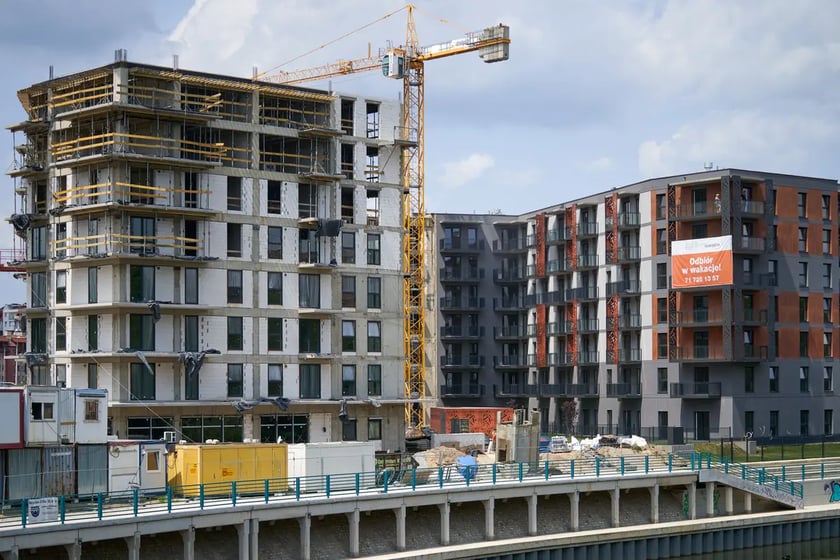 Program Pierwsze Mieszkanie to Bezpieczny Kredyt 2% i Konto Mieszkaniowe
Bezpieczny Kredyt 2% i Konto Mieszkaniowe, kt&oacute;re składają się na program Pierwsze Mieszkanie, to nowe rozwiązania na rynku mieszkaniowym.
Z Bezpiecznego Kredytu będą mogły skorzystać osoby, kt&oacute;re są już gotowe kupić swoje pierwsze mieszkanie lub dom jednorodzinny.
Z Konta Mieszkaniowego skorzystają natomiast ci, kt&oacute;rzy planują zakup w perspektywie następnych kilku lat.