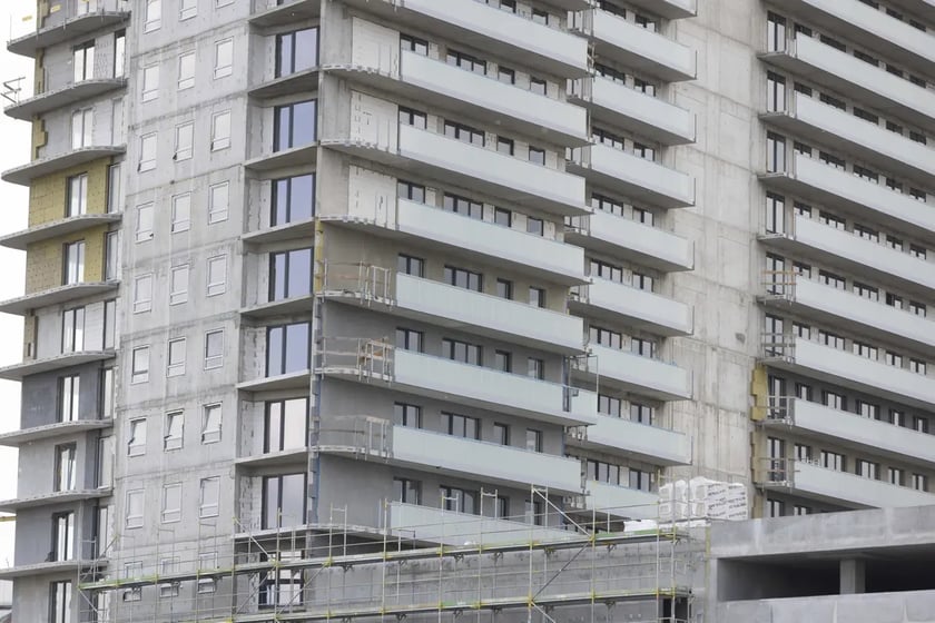 Nowe wsparcie kredytobiorc&oacute;w w 2024 r. Dopłaty do mieszkań
W związku z wyczerpaniem ustawowego łącznego limitu na 2023 i 2024 rok na dopłaty do bezpiecznego kredytu 2%, Ministerstwo Rozwoju i Technologii prowadzi intensywne prace nad nową formułą wsparcia kredytobiorc&oacute;w.
- Naszym celem jest to, by nowy instrument był z jednej strony bardziej atrakcyjny dla os&oacute;b o niższych dochodach i większych rodzin, z drugiej, by ograniczał jego nadużywanie przez osoby, kt&oacute;rych wysokie zarobki pozwalają na uzyskanie kredytu w zwykłej ofercie rynkowej. Istotnym założeniem jest także mniejsza presja na rynek mieszkaniowy i związany z tym wpływ na wzrost cen oraz precyzyjnie adresowana pomoc państwa &ndash; informuje Ministerstwo Rozwoju i Technologii.