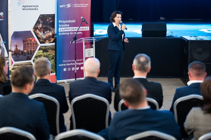 Spotkanie &bdquo;Bez Mikro Nie Ma Makro&rdquo; w Żmigrodzie (11.01.2024) -&nbsp;Karolina Bartosik, dyrektor pionu Obsługi Klient&oacute;w i Projekt&oacute;w Badawczych Wrocławskiego Parku Technologicznego
