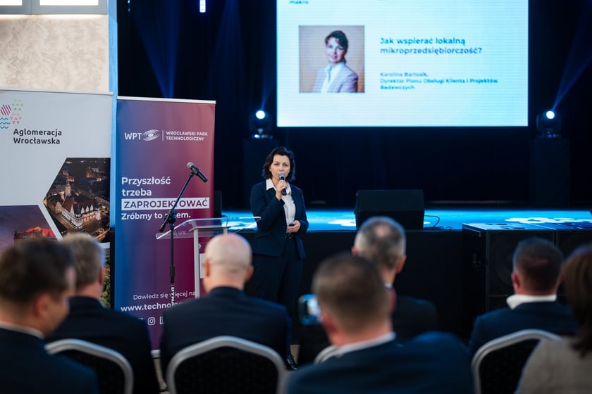 Spotkanie &bdquo;Bez Mikro Nie Ma Makro&rdquo; w Żmigrodzie (11.01.2024) -&nbsp;Karolina Bartosik, dyrektor pionu Obsługi Klient&oacute;w i Projekt&oacute;w Badawczych Wrocławskiego Parku Technologicznego