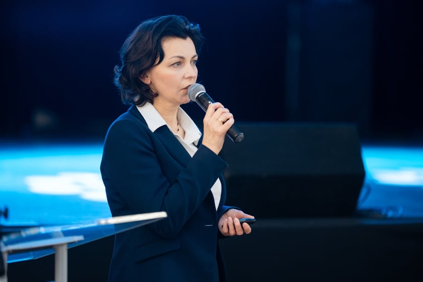 Spotkanie &bdquo;Bez Mikro Nie Ma Makro&rdquo; w Żmigrodzie (11.01.2024) -&nbsp;Karolina Bartosik, dyrektor pionu Obsługi Klient&oacute;w i Projekt&oacute;w Badawczych Wrocławskiego Parku Technologicznego
