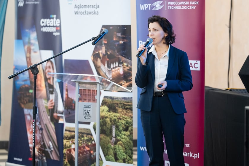 Spotkanie &bdquo;Bez Mikro Nie Ma Makro&rdquo; w Żmigrodzie (11.01.2024) -&nbsp;Karolina Bartosik, dyrektor pionu Obsługi Klient&oacute;w i Projekt&oacute;w Badawczych Wrocławskiego Parku Technologicznego