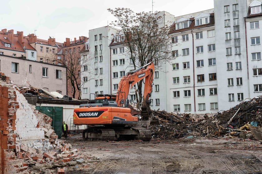 Prace rozbiórkowe starej zabudowy przy ul. Traugutta. W tym miejscu powstanie nowy budynek mieszkalno-biurowy