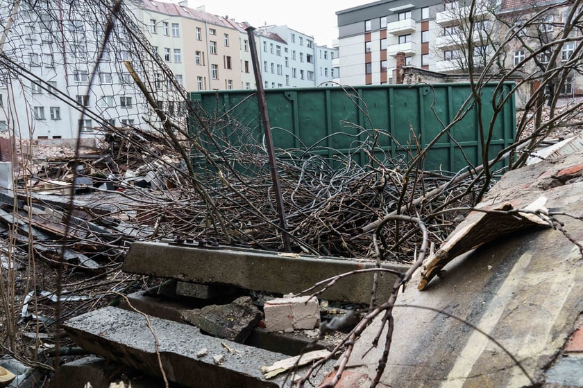 Prace rozbiórkowe starej zabudowy przy ul. Traugutta. W tym miejscu powstanie nowy budynek mieszkalno-biurowy