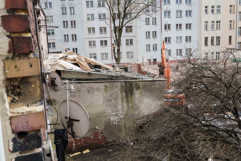 Prace rozbiórkowe starej zabudowy przy ul. Traugutta. W tym miejscu powstanie nowy budynek mieszkalno-biurowy