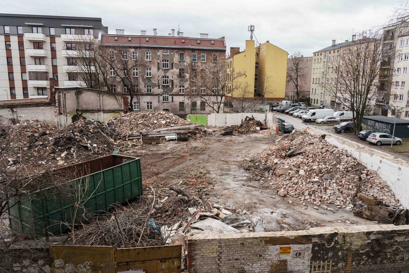 Prace rozbiórkowe starej zabudowy przy ul. Traugutta. W tym miejscu powstanie nowy budynek mieszkalno-biurowy